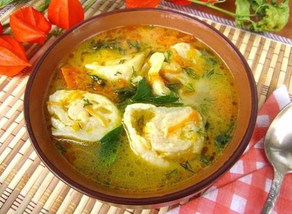 Топ-9 Вкуснейших горячих первых блюд. 1 Куриный суп с сырными рулетиками 2 Суп с куриными сердечками ...