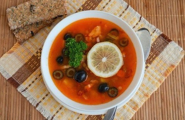 Топ-9 Вкуснейших горячих первых блюд. 1 Куриный суп с сырными рулетиками 2 Суп с куриными сердечками ... - 7