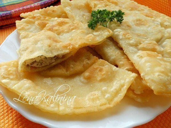 Самые вкусные чебуреки.Ингредиенты:-мука - 3 стакана (емкость - 250 мл)-вода холодная - 1 ...