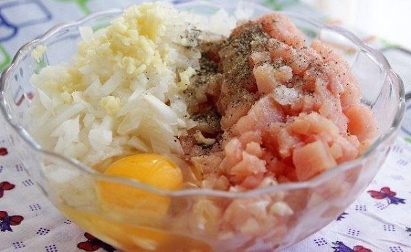 Куриные шарики в сырно-сливочном соусе.Состав:-500 гр. куриного филе-1 луковица- 1 яйцо-3 зубчика ... - 3
