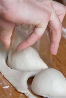 ВАРЕНИКИ: БЫСТРЫЙ СПОСОБ.ИНГРЕДИЕНТЫ:Для теста: 1 стакан горячей воды; 2 ст. л. жирной сметаны; 1 ... - 6