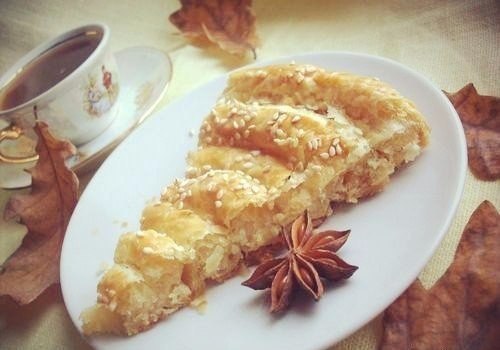 Слоеный пирог с сыром.Этот слоеный пирог с сыром выглядит очень необычно, а потому его вид не только ...