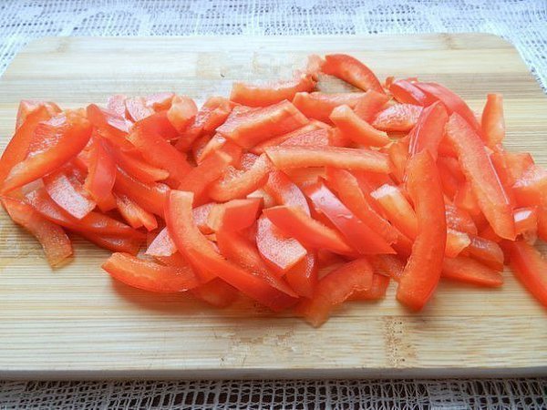 Салат с копченой колбасой и огурцами. Салат с копченой колбасой и огурцами - свежий и одновременно ... - 5