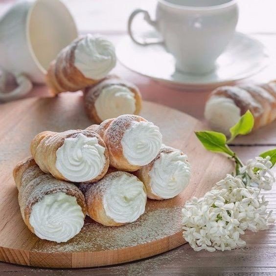 Cлоеные трубочки с белковым кремом.Ингредиенты: Слоеное тесто (дрожжевое или бездрожжевое) — 500 г ...