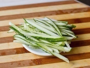 Ролл из лаваша с курицей и овощами.На 100г. 136,6ккал, Б/Ж/У 9,43/0,77/22,07 Ингредиенты:• Куриное ... - 6