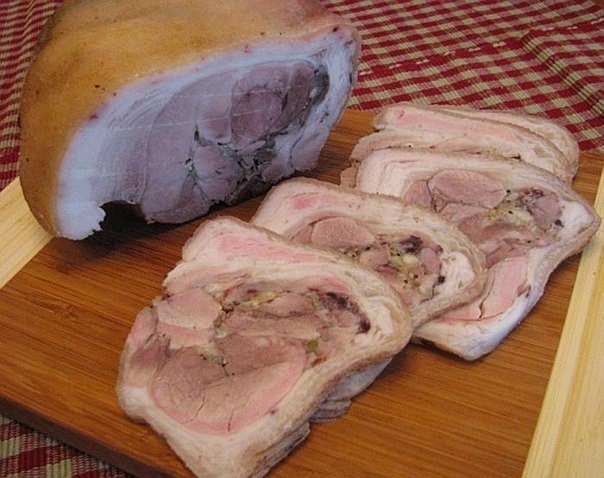 РУЛЕТ ИЗ СВИНОЙ РУЛЬКИ.Знатная закуска...вкуснейший домашний деликатес! По вкусу примерно как ...