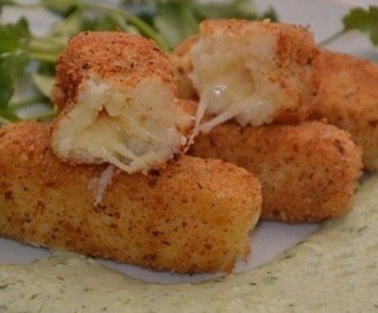 КАРТОФЕЛЬНЫЕ ПАЛОЧКИ С СЫРОМ.Ингредиенты: - 5 средних варёных картофелин - 2 яйца - 100 г ...