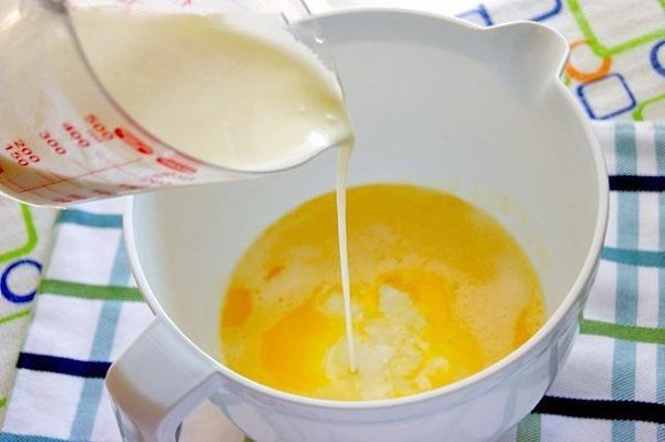Быстрый заливной пирог с луком и яйцом.Ингредиенты:Кефир (йогурт, сметана) — 400 гМасло сливочное — ... - 3