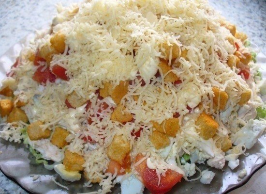 Салат с курицей, сыром и сухариками .Ингредиенты: -вареная куриная грудка – 350 гр. -помидоры – 2-3 ...