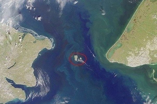 В Беринговом проливе, посередине между Чукоткой и Аляской, расположены Острова Диомида. Большой ...