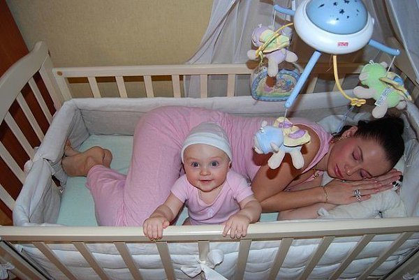 Мама спит - она устала... Это я её достала....)))