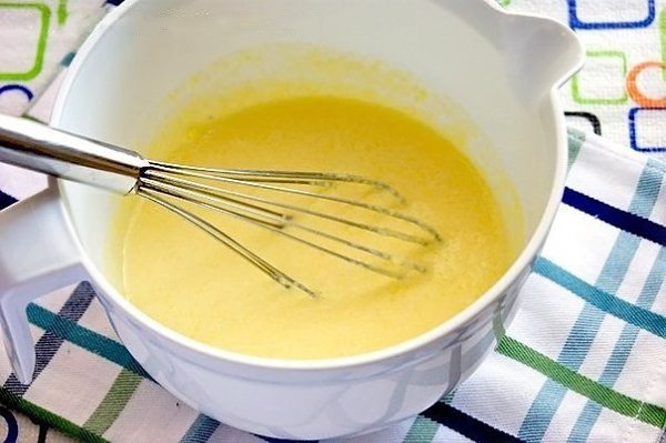 Быстрый заливной пирог с луком и яйцом.Ингредиенты:Кефир (йогурт, сметана) — 400 гМасло сливочное — ... - 4