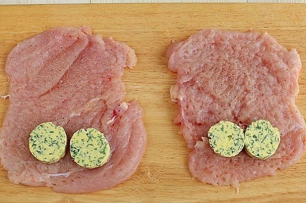 Котлеты по-киевски.Ингредиенты:- 4 шт. филе куриное - 2 шт. яйца куриные - 100 г масло сливочное - ... - 4