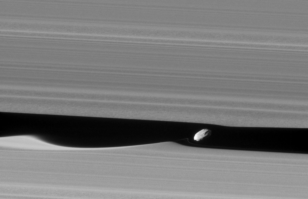 Космический аппарат Cassini делает заключительные снимки окрестностей Сатурна.Эпические снимки, ...