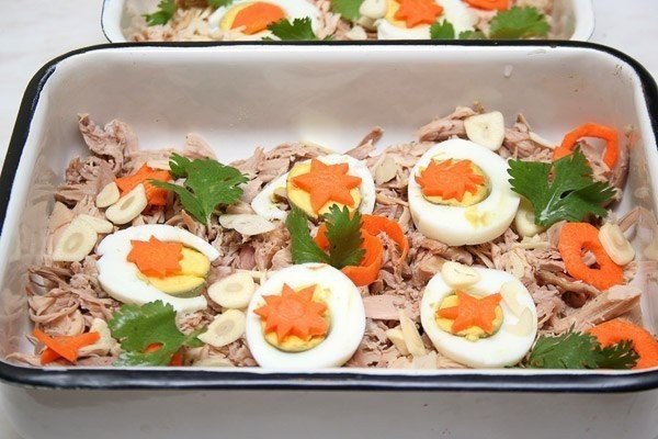Куриный холодец.Вам понадобится:Курица 1 шт.Лук репчатый 1 шт.Морковь 140 гЧеснок дольки 5 шт.Соль ...