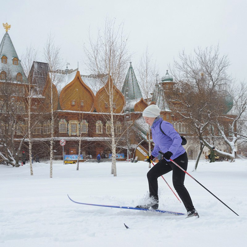 Лыжник на трассе. Моква лыжи. Измайловский парк лыжня. Яхрома беговые лыжи трасса. Лыжные соревнования.