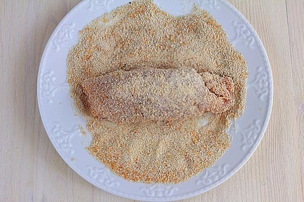 Котлеты по-киевски.Ингредиенты:- 4 шт. филе куриное - 2 шт. яйца куриные - 100 г масло сливочное - ... - 7