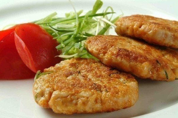 Отбивные из фарша.Ингредиенты:- фарш любой- соль- перецДля панировки:- яйца- мукаОчень важно, чтобы ...