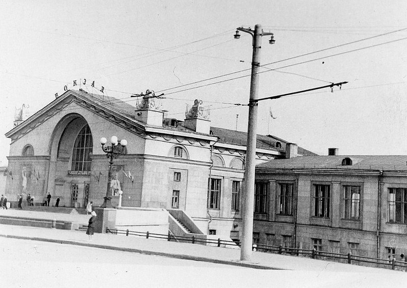 Первое фото киров Город Киров. Железнодорожный вокзал (Киров-1). 1960-е гг. У ... ТИПИЧНЫЙ КИРОВ Ф