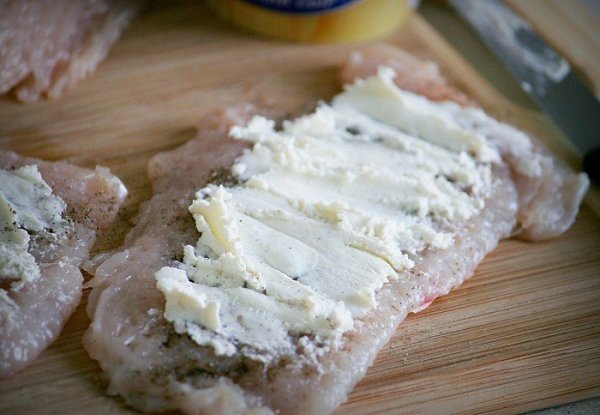 Куриные рулетики в беконе.Ингредиенты:Куриные грудки или очищенные филе - 2 шт.1 коробочка ... - 3