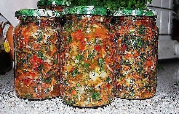 Заправка для солянок и рассольников... Ингредиенты: -Огурцы - 2 кг -Лук репчатый - 300 г -Морковь - ...