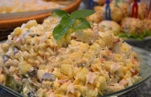 САЛАТ С КОПЧЕНОЙ КУРИЦЕЙ .Ингредиенты:- 200 г копченой курицы (у меня грудка);- 150 г маринованных ...