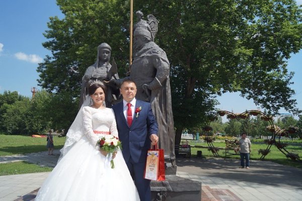 В Бийске у памятника Петру и Февронье прошла регистрация супружеской пары.8 июля в России уже в ... - 7