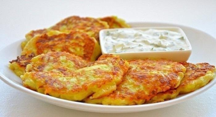 Кабачковые оладьи с сыром и чесноком.на 100грамм - 46.59 ккалБ/Ж/У - 2.66/1.59/5.2Ингредиенты:• ...