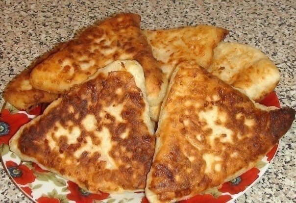 Сырные лепёшки на скорую руку.Ингредиенты:- 1 ст. кефира- 0,5 ч.л. песка- 0,5 ч.л. соли- 0,5 ч.л. ...