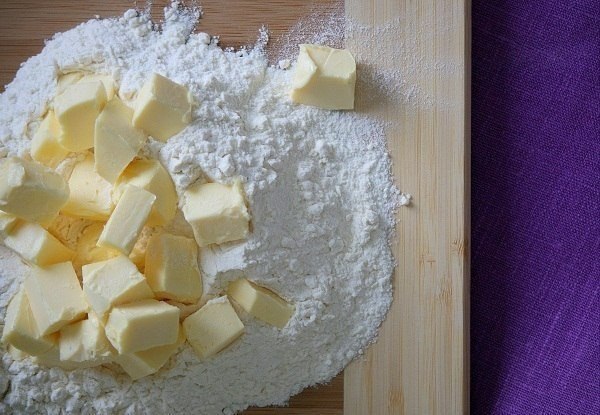 Пирог со смородиной.Ингредиенты:Мука (для теста) — 1,5 стак.Мука (для начинки) — 1,5 ст. л.Сливочное ... - 2