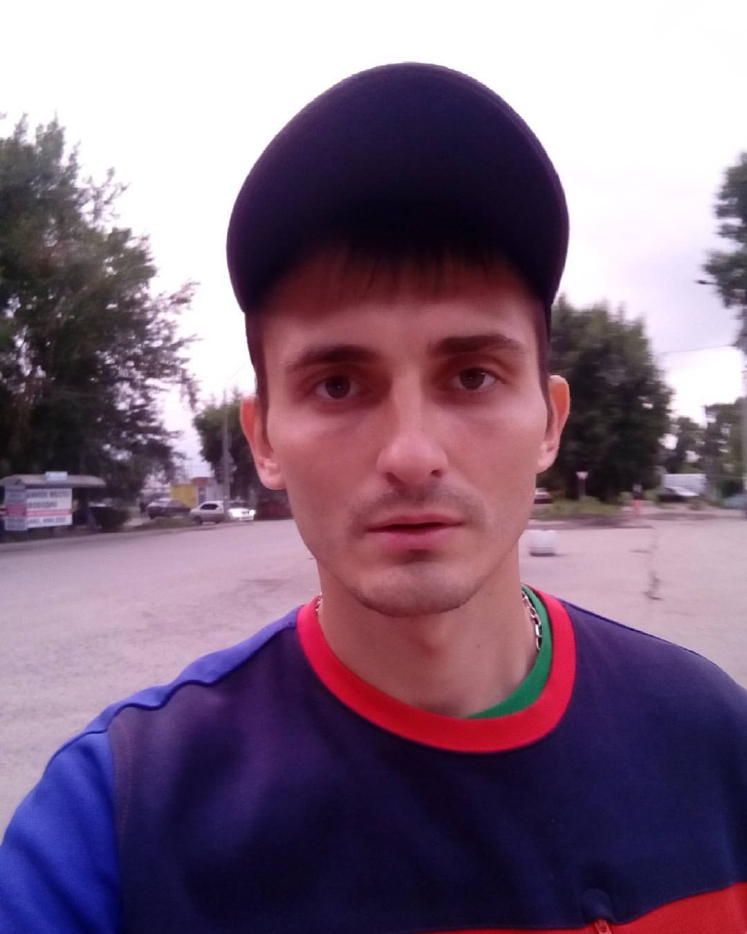 Гуляя по улице задумался о времени как оно идёт неумолимо быстро и смотря на людей понимаю что ...