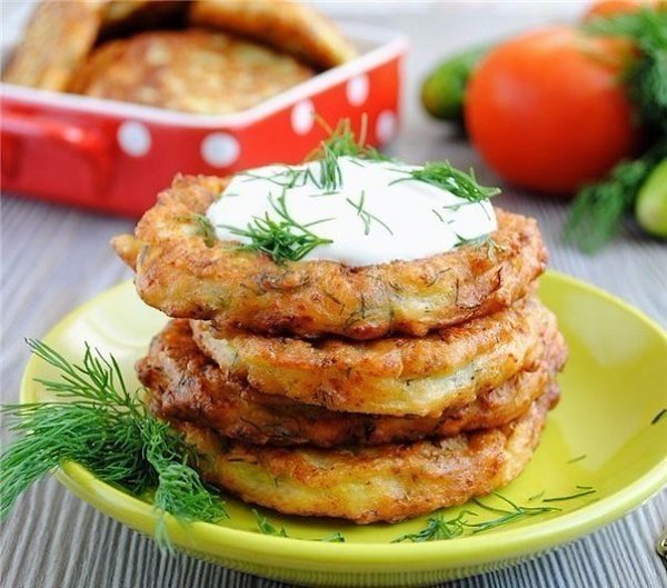 ОЛАДЬИ ИЗ КАБАЧКОВ С СЫРОМ И ЧЕСНОКОМ.ИНГРЕДИЕНТЫ: 1 средний кабачок 1 яйцо 50 гр. натертого сыра ...