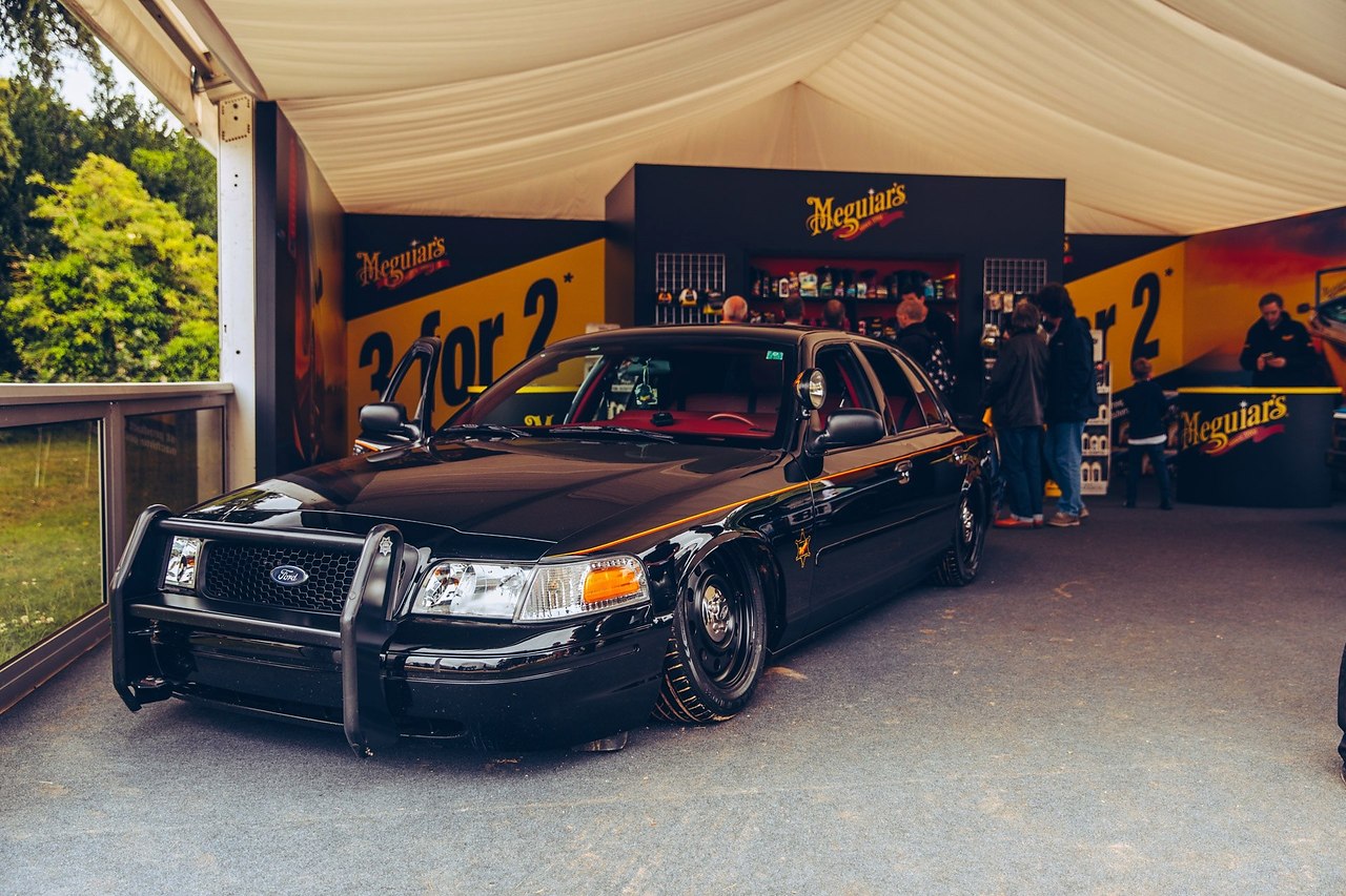 Ford Crown Victoria stance