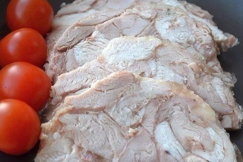 Натуральная диетическая ветчина из курицы.Ингредиенты:курица 1 шт.желатин 1 шт.перец черный ...