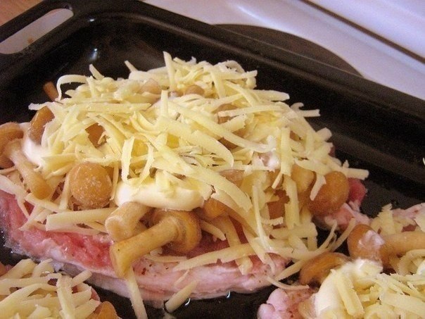 Мясо по-купечески (с грибами).Ингредиенты:- 4 кусочка свинины (карбонат) - 150 гр замороженных ... - 5