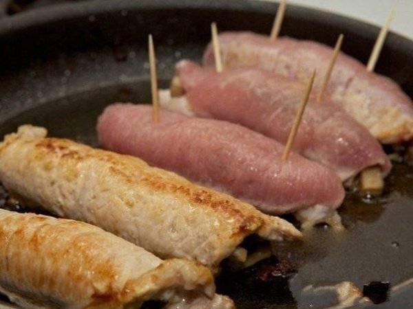 Рулетики мясные к праздничному столу .Ингредиенты: Свиное филе - 700 г. Грибы - 500 г. Лук репчатый ... - 4