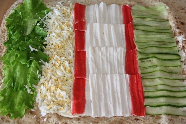 Рулет из лаваша с крабовыми палочками и огурцом.Ингредиенты:Лаваш армянский — 1 шт.Майонез — 2-3 ст. ... - 4