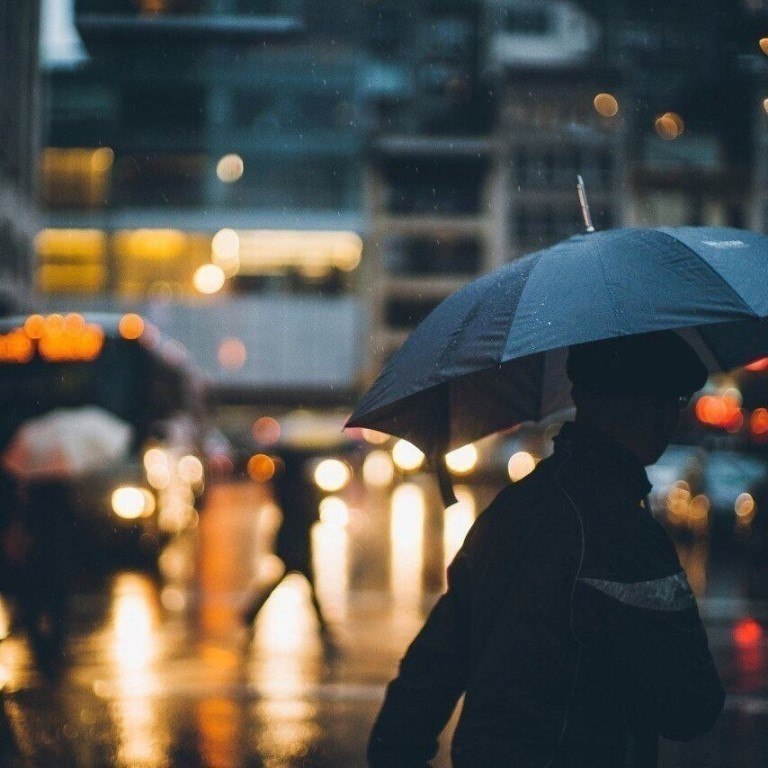 человек в пустом городе. дождь в другом городе. дождливая осень. один в городе. одиночество в городе.