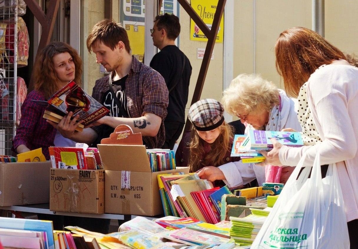 Книжные распродажи в москве. Книжная ярмарка ДК Крупской. Книжная ярмарка СПБ. Распродажа книг. СПБ выставка книг.