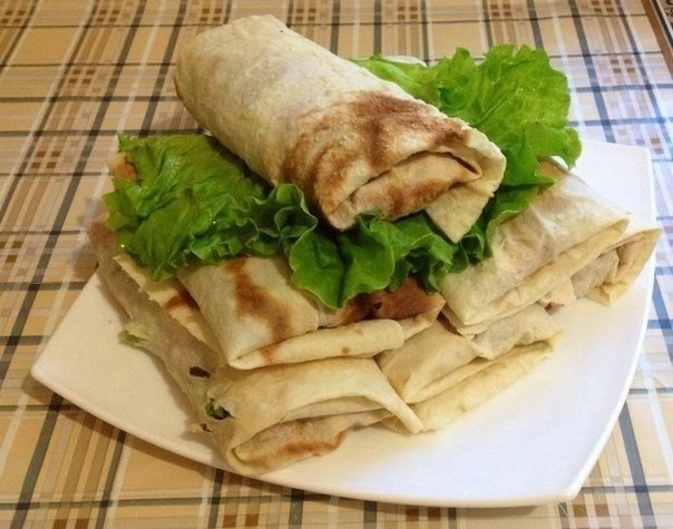 Закуска из лаваша и жаренной курочки.Ингредиенты:· Лаваш тонкий - 3 шт.· Куриная грудка или куриное ...