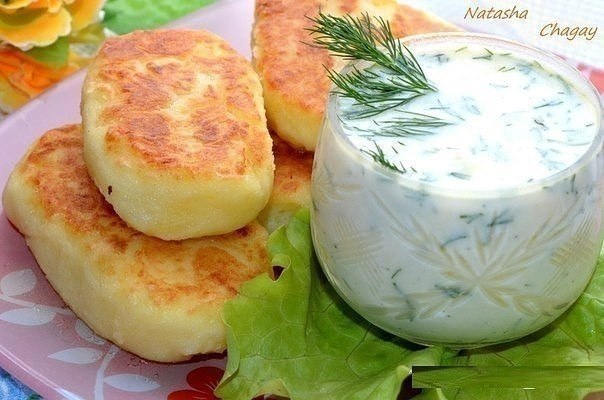 Картофельные котлеты с соусом.Для приготовления котлет нам понадобится:-картофель 4 шт,-масло ...