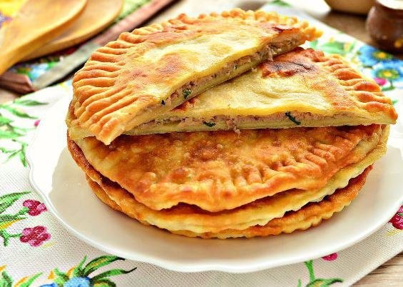 Лепешки с мясной начинкой и зеленью.Сытные лепешки с мясной начинкой и свежей зеленью станут ...