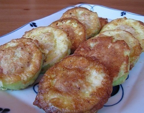 Кабачки с мясом в кляре. Ингредиенты: - 2 – 3 молодых кабачка - 300 г мяса (можно в любом раскладе – ...