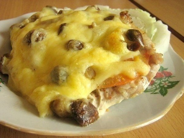 Мясо по-купечески (с грибами).Ингредиенты:- 4 кусочка свинины (карбонат) - 150 гр замороженных ...