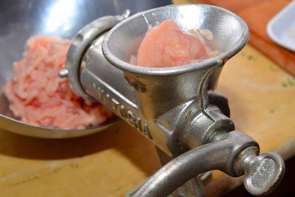 Желток в фарш. Фарш куриный в мясорубке. Мясо курицы через мясорубку.