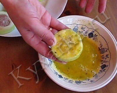 Кабачки с мясом в кляре. Ингредиенты: - 2 – 3 молодых кабачка - 300 г мяса (можно в любом раскладе – ... - 4