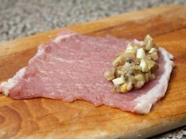 Рулетики мясные к праздничному столу .Ингредиенты: Свиное филе - 700 г. Грибы - 500 г. Лук репчатый ... - 2
