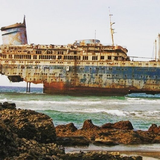 SS Америка был океанским лайнером, построенным в 1940 г. После долгой карьеры, лайнер был продан в ...