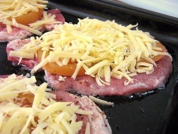 Мясо по-купечески (с грибами).Ингредиенты:- 4 кусочка свинины (карбонат) - 150 гр замороженных ... - 4