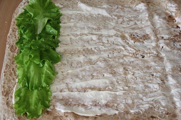 Рулет из лаваша с крабовыми палочками и огурцом.Ингредиенты:Лаваш армянский — 1 шт.Майонез — 2-3 ст. ... - 2